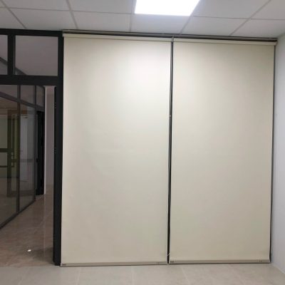 Rèm cuốn tối giản che vách kính cho văn phòng tại Lê Văn Lương, Hà Nội 2024