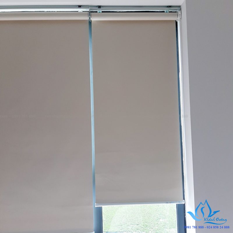 Rèm cuốn nhà chú Mạnh được chia nhỏ để phù hợp với ô cửa số rộng