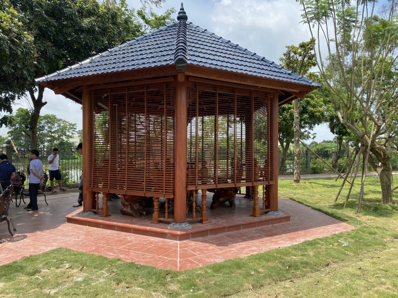 Rèm gỗ hương đỏ ngoài trời cho chòi lục giác tại Hải Dương