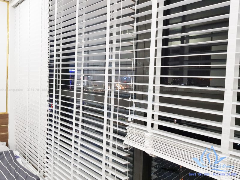 Với chất liệu gỗ sồi Nga thì rèm MSJ 301 rất nhẹ và chống thấm nước, mối mọt