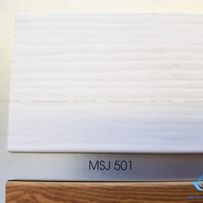 Rèm nhựa giả gỗ MSJ 501 được xử lý công nghệ cao để chống cong vênh, nấm mốc giúp cho bộ rèm bền hơn theo thời gian