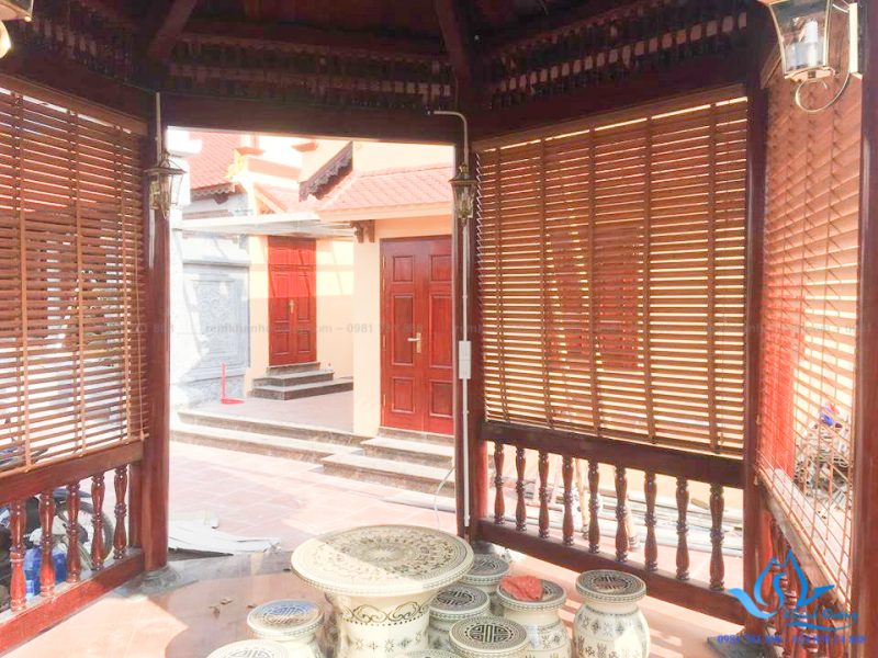 Kiểu dáng gọn gàng và lá rèm dày khít giúp điều hòa nhiệt độ bên trong