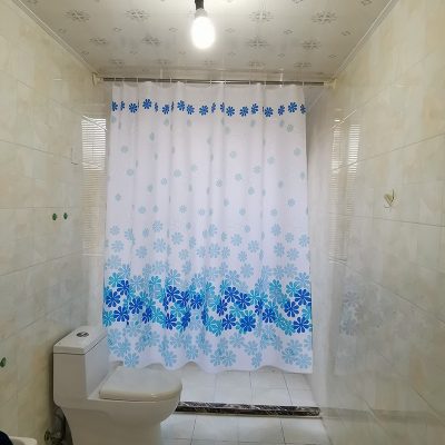 Rèm phòng tắm ngăn nước hoa văn nhẹ nhàng màu xanh