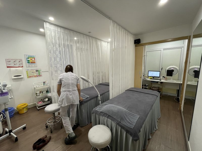 rèm spa họa tiết lá cho khu thẩm mỹ bệnh viện Hòe Nhai Ba Đình  (3)