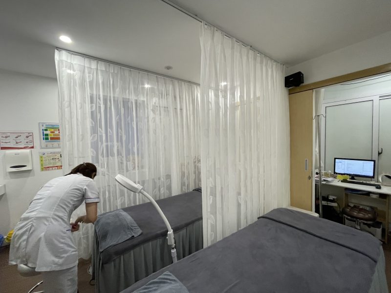 Rèm spa họa tiết lá cho khu thẩm mỹ bệnh viện Hòe Nhai Ba Đình