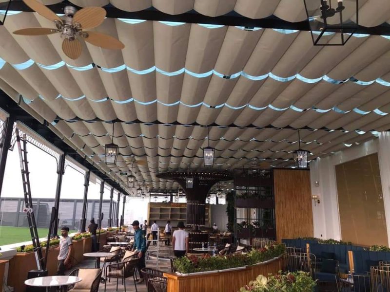 rèm trần che mái kính cho quán cafe tại sân golf Long Biên