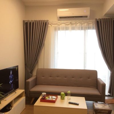 Rèm vải hai lớp màu ghi cùng tông sofa đẹp cho phòng khách chung cư