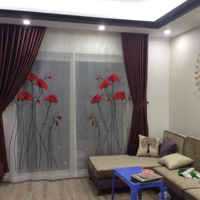 Rèm vải hai lớp màu nâu kết hợp voan thêu tay thủ công mang lại phong cách sang trọng cho căn phòng