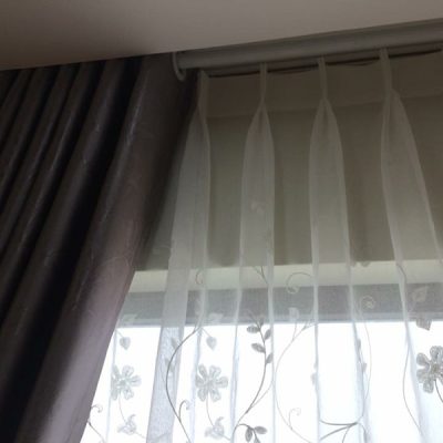 Rèm vải hai lớp Vải một màu kết hợp voan hoa văn màu trắng đẹp cho nhà phố Nguyễn Khang