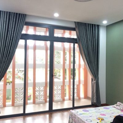 Rèm vải đẹp màu ghi phòng ngủ chống nắng cho biệt thự phố Nguyễn Chí Thanh
