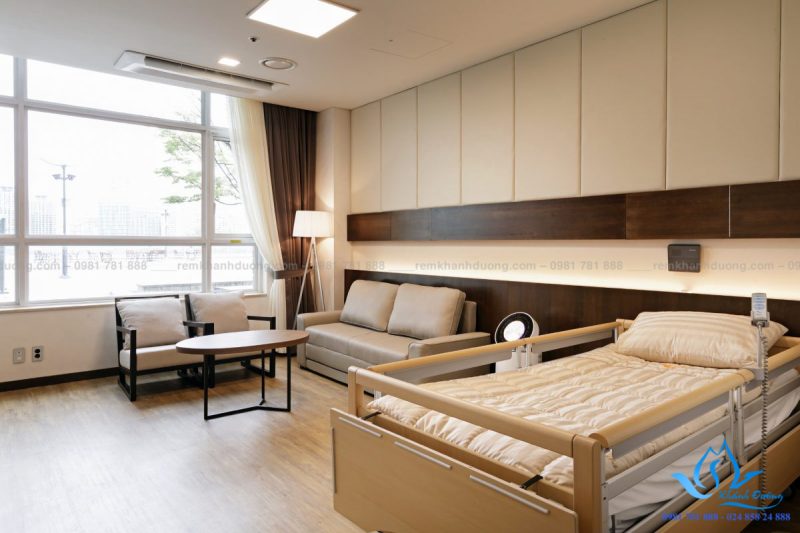 Màu sắc rèm HL-102 phù hợp với không gian sang trọng của phòng bệnh cao cấp