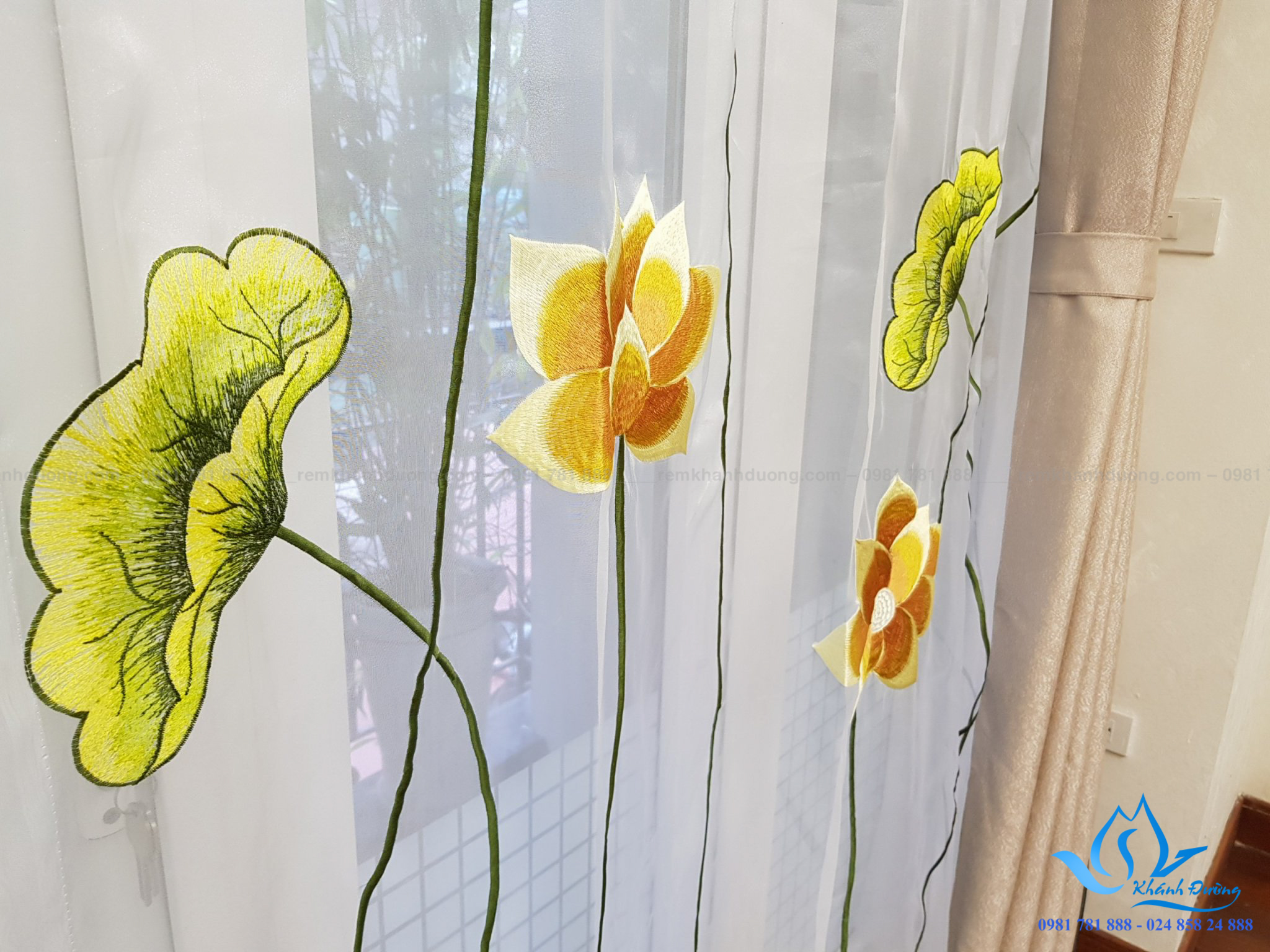 Rèm voan thêu tay họa tiết bông sen đẹp