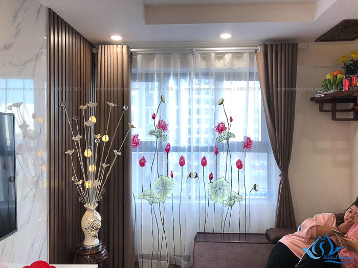 Mẫu rèm voan thêu tay đẹp ấn tượng cho không gian phòng khách thanh lịch tại Hà Nội
