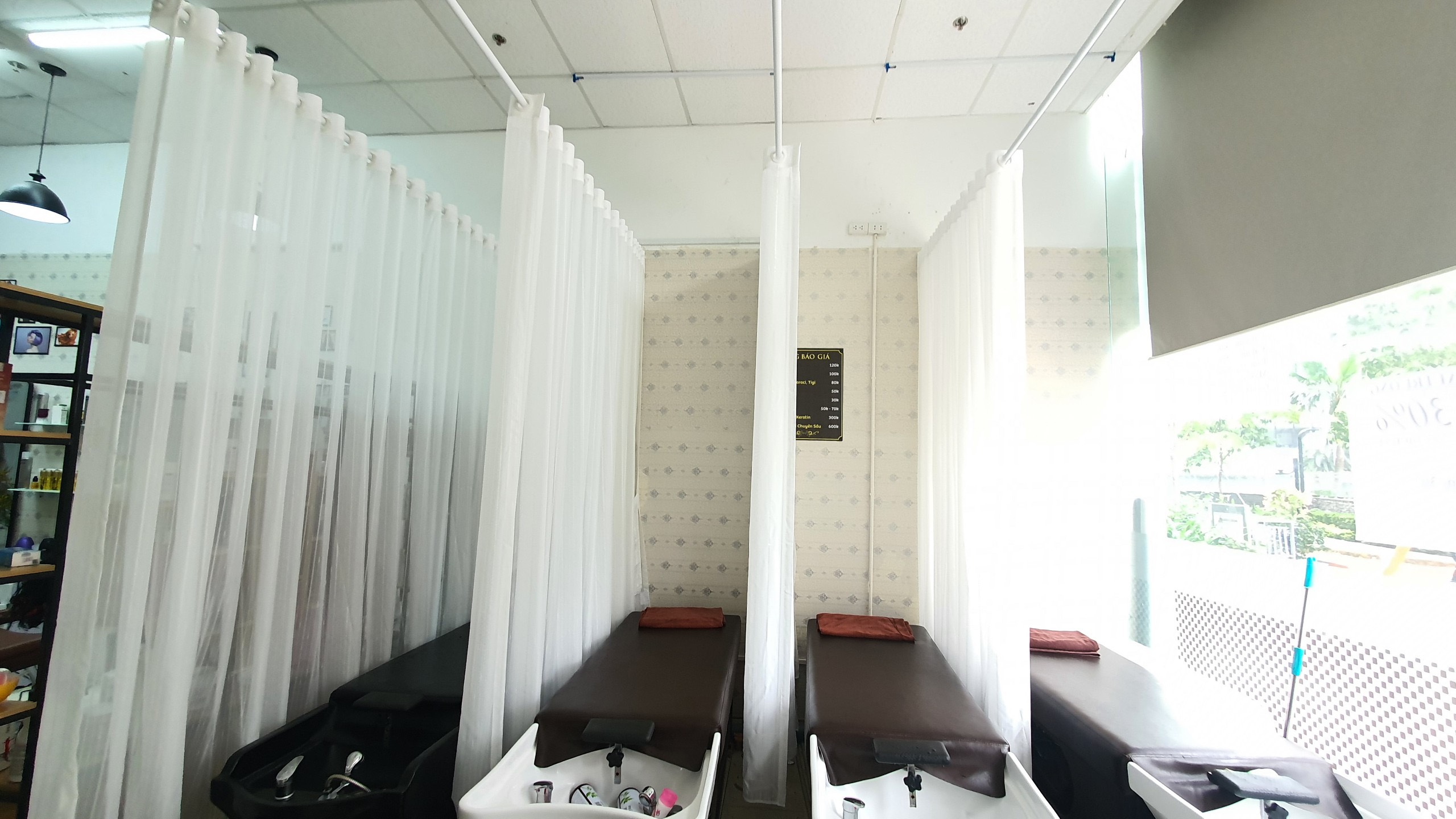Rèm voan trắng ngăn giường cho Salon tóc tại Tòa D inperia Garden 143 Nguyễn Tuân