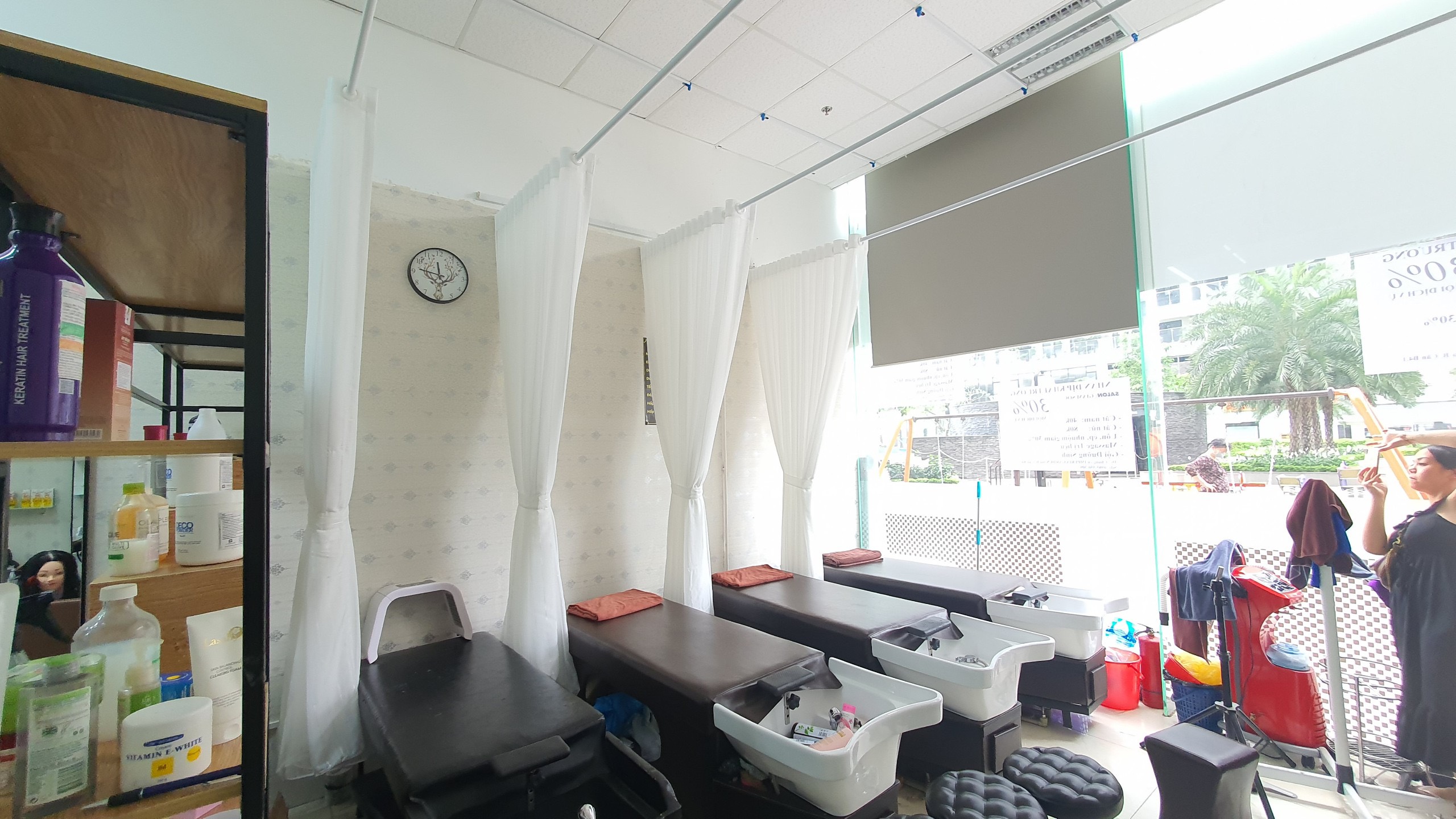 Rèm voan trắng ngăn giường cho Salon tóc tại Tòa D inperia Garden 143 Nguyễn Tuân
