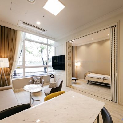 Lớp vải cản nắng dày dặn của HL-101 giúp điều chỉnh ánh sáng và nhiệt độ trong phòng bệnh