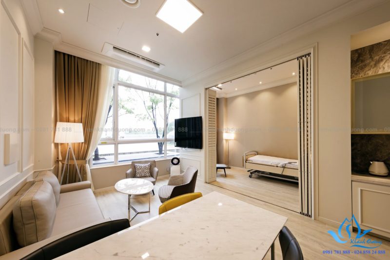 Lớp vải cản nắng dày dặn của HL-101 giúp điều chỉnh ánh sáng và nhiệt độ trong phòng bệnh