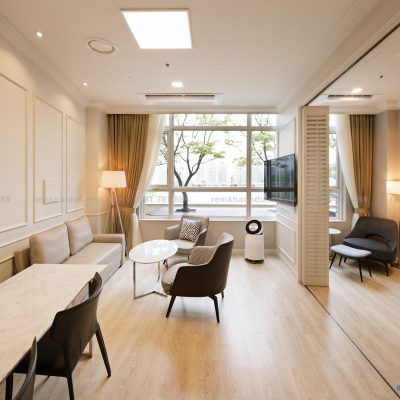 Màu sắc trung tính của rèm HL-101 giúp cân bằng tâm trạng bệnh nhân