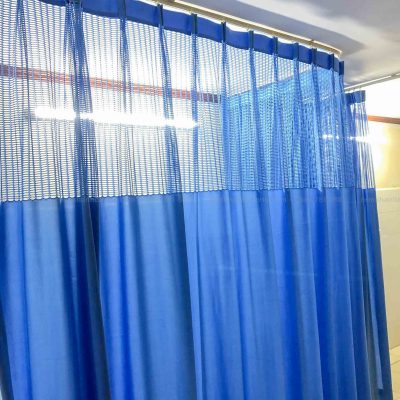 Màu xanh của rèm y tế YT-30 tác động tích cực lên tâm lí người bệnh.