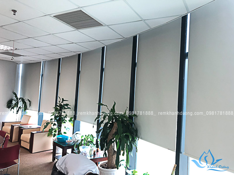 Rèm cuốn trơn văn phòng màu ghi sáng đẹp ở Trung Kính KD-02