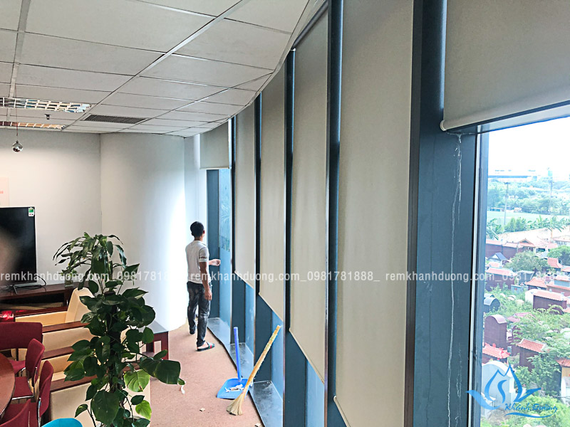 Rèm cuốn trơn văn phòng màu ghi sáng đẹp ở Trung Kính KD-02