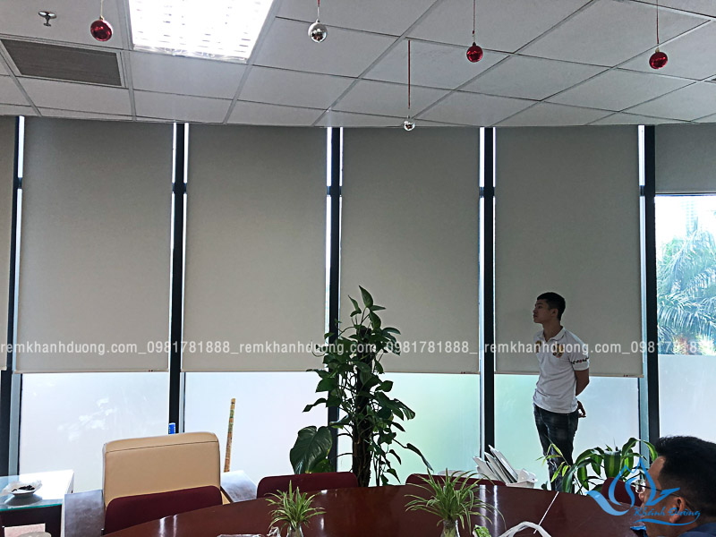 Rèm cuốn trơn văn phòng màu ghi sáng đẹp ở Trung Kính KD-02