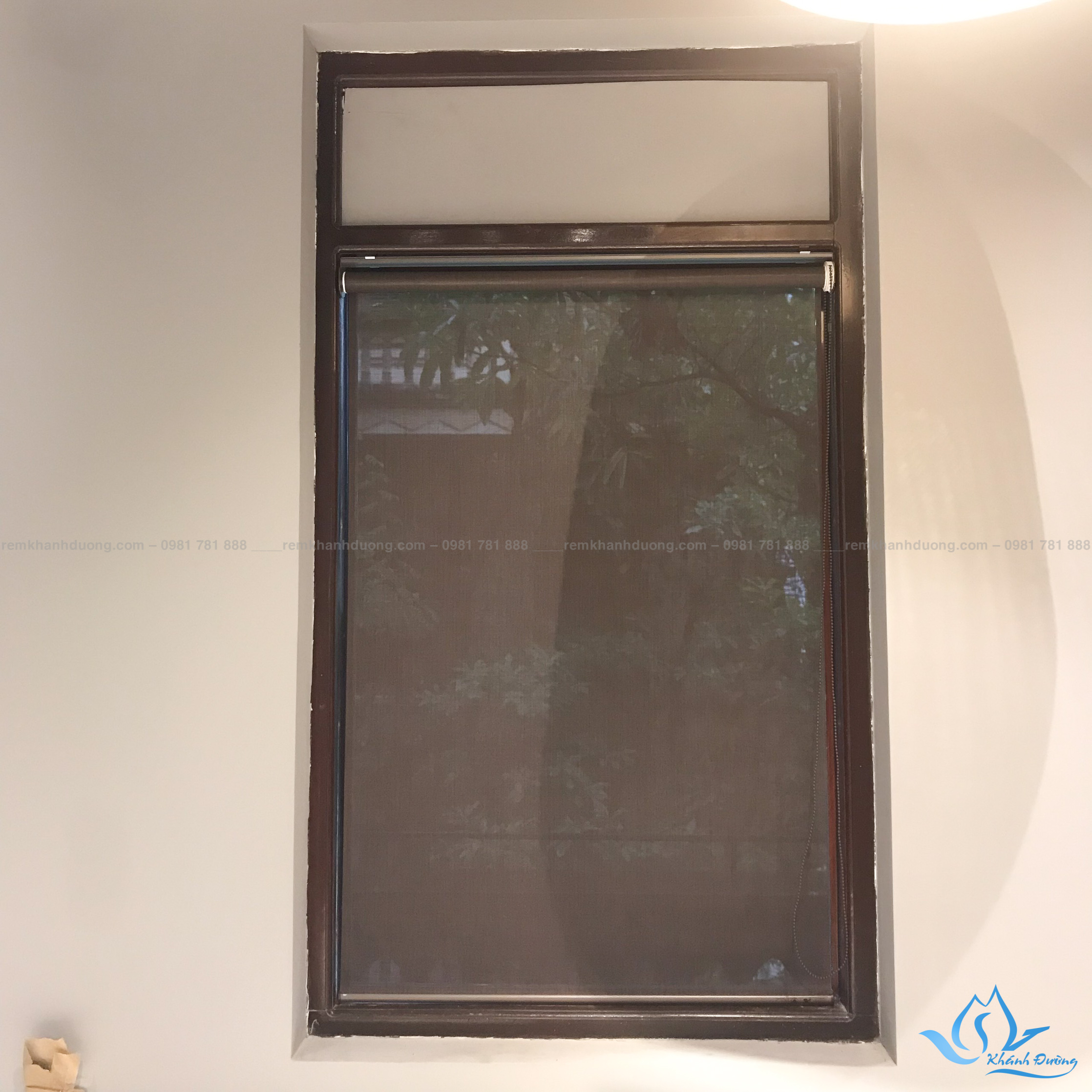 Chất liệu rèm cuốn lưới A4002 được làm từ polyester và nhựa pvc