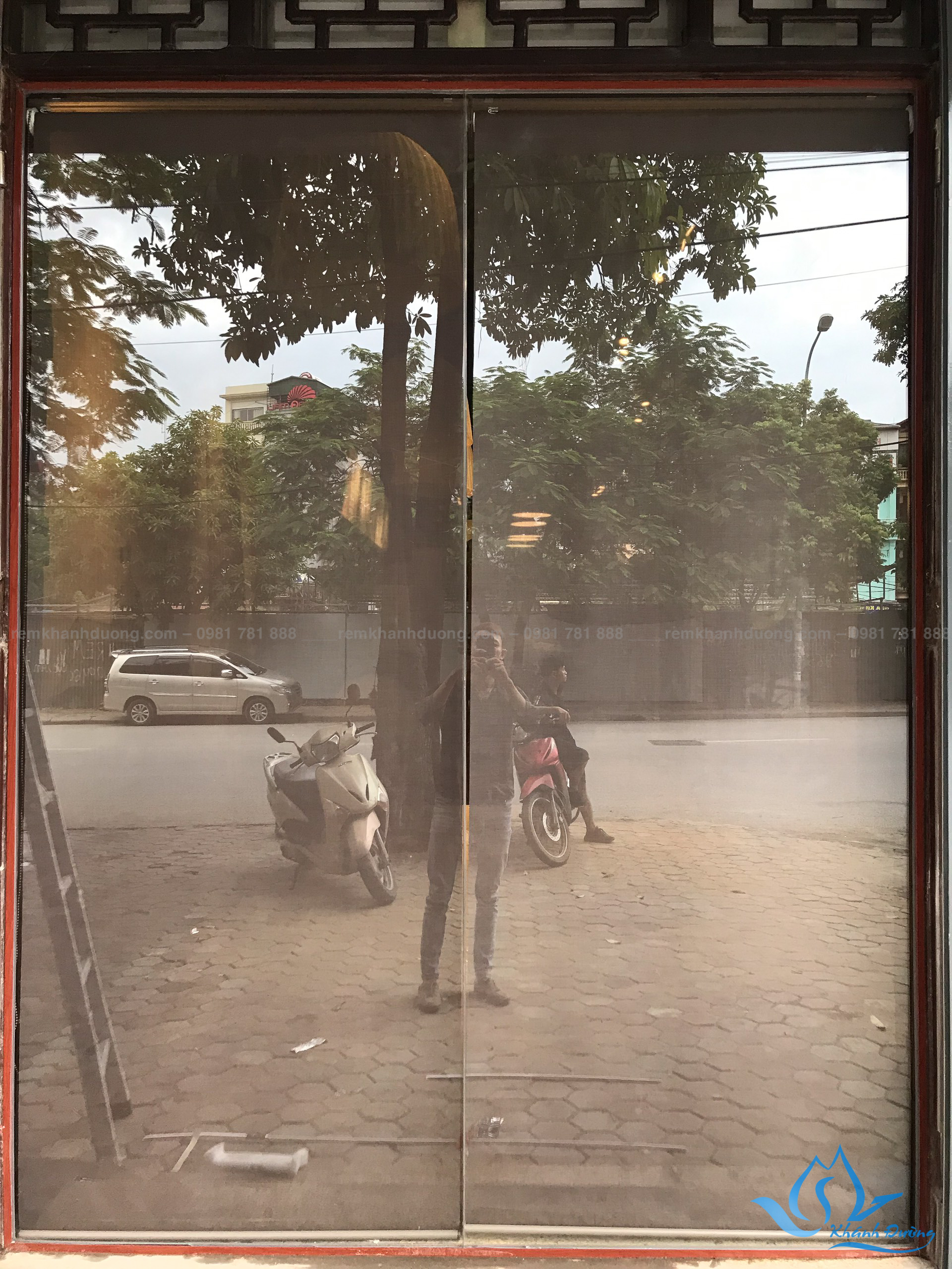 Với rèm cửa lưới, bạn hoàn toàn có thể nhìn ngắm khung cảnh bên ngoài