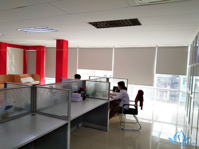 Rèm cuốn chống nắng là mẫu rèm được ưa chuộng sử dụng trong các không gian văn phòng