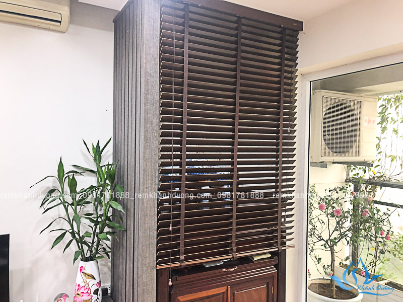 Sử dụng rèm gỗ che bàn thờ đẹp tại The Light đơn giản