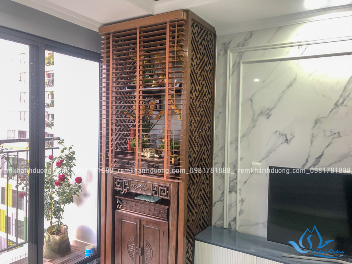 Sử dụng rèm bàn thờ bằng gỗ tự nhiện đẹp cho chung cư đơn giản
