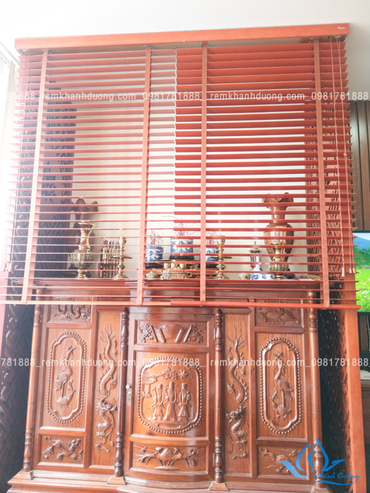 Mẫu rèm gỗ che bàn thờ đẹp đồng màu cho chung cư ở Nguyễn Huy Tưởng