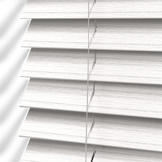 Rèm gỗ cao cấp với hệ thống dây cố định chắc chắn