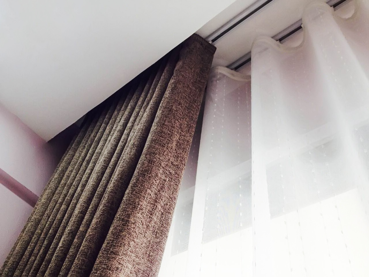 Áp dụng cách may định hình cho cả hai lớp rèm vải Bỉ RB -18 tại phòng khách ở Hải Phòng