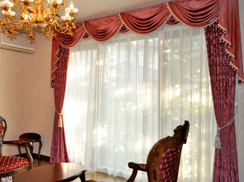 Khung cửa sổ trở nên độc đáo hơn với mẫu rèm vải Bỉ RB – 25 màu đỏ đô, thiết kế kiểu tân cổ điển