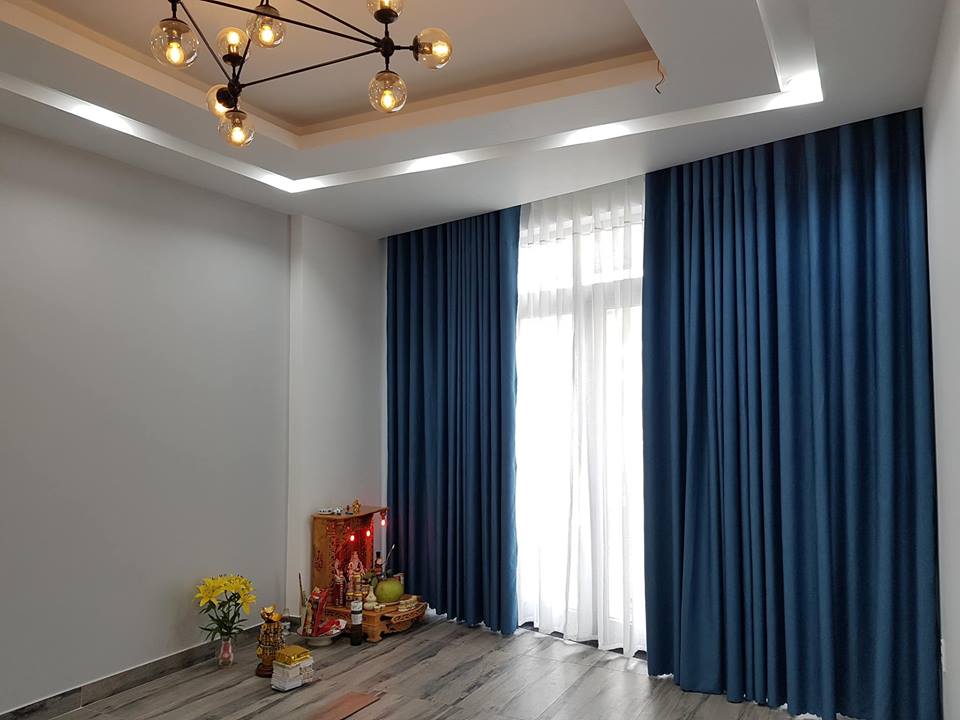 Bộ rèm vải Bỉ siêu bền màu xanh đậm vừa tôn lên vẻ đẹp của căn phòng mà không gây chói mắt