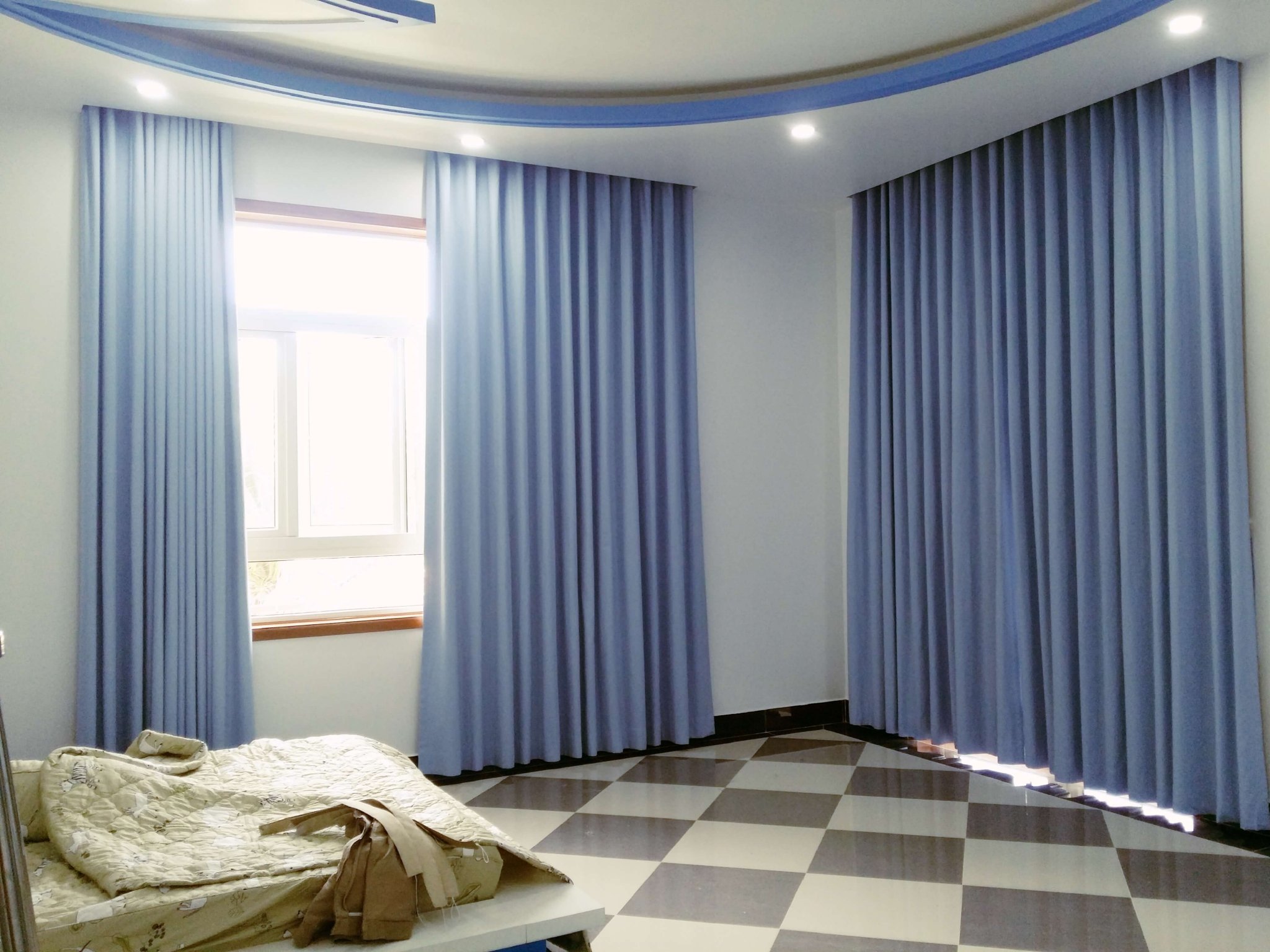 Mẫu rèm vải Bỉ nhập khẩu cao cấp RB – 26  làm từ vải Acica được nhuộm màu xanh chống nắng cực tốt cho phòng ngủ