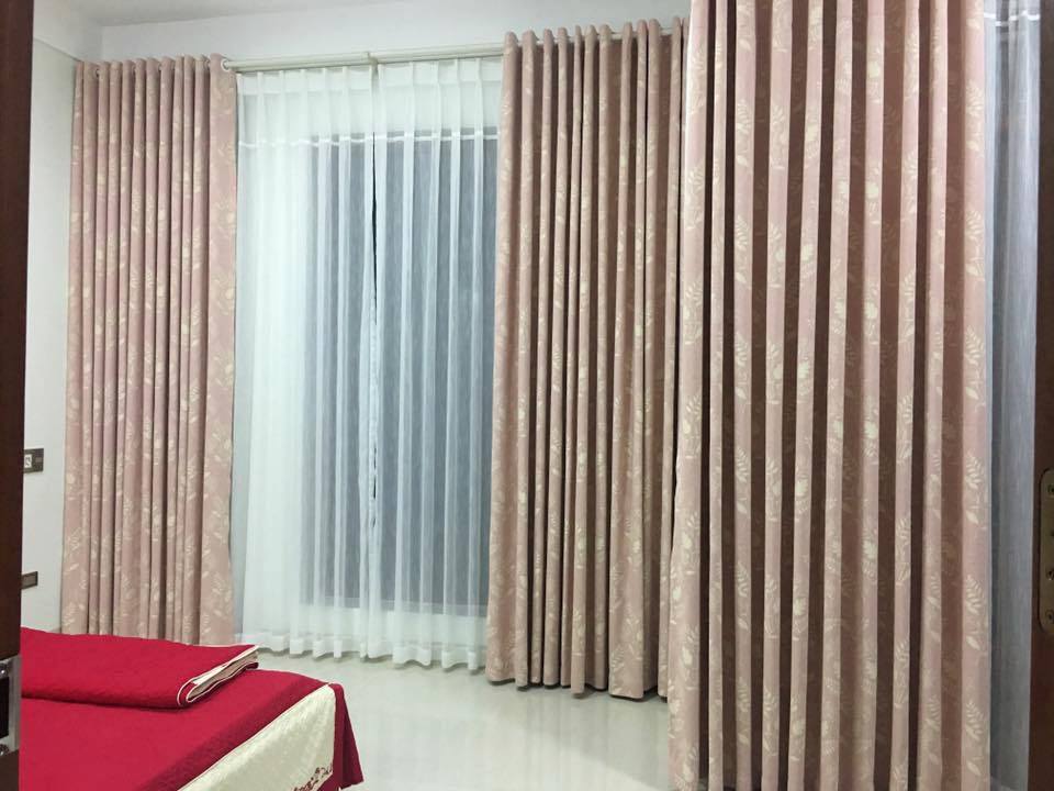 Mẫu rèm vải Bỉ RB -22 được may theo kiểu ore – đơn giản mà tinh tế kết hợp cùng lớp voan trắng may chiết ly độc đáo