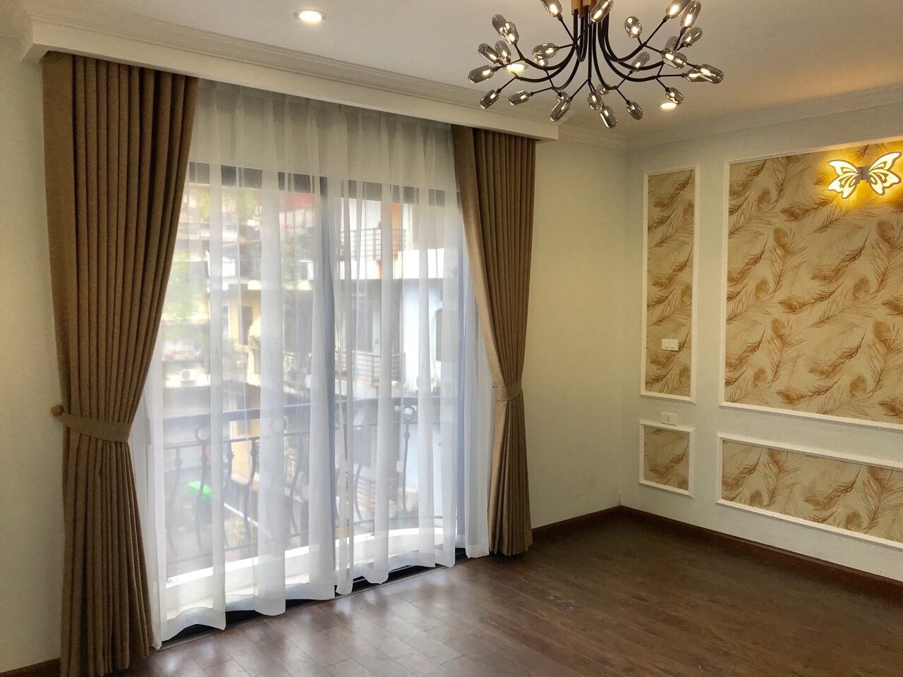 Bộ rèm cửa vải Bỉ giá rẻ RB – 13 có kích thước rất vừa vặn tạo ra không gian thoáng đãng, gọn gàng