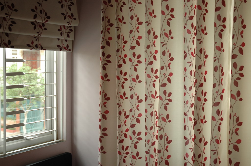 Mẫu rèm vải Bỉ nhập khẩu cao cấp RB – 26 có họa tiết hoa đỏ nổi bật trên nền rèm màu trắng cực bắt mắt