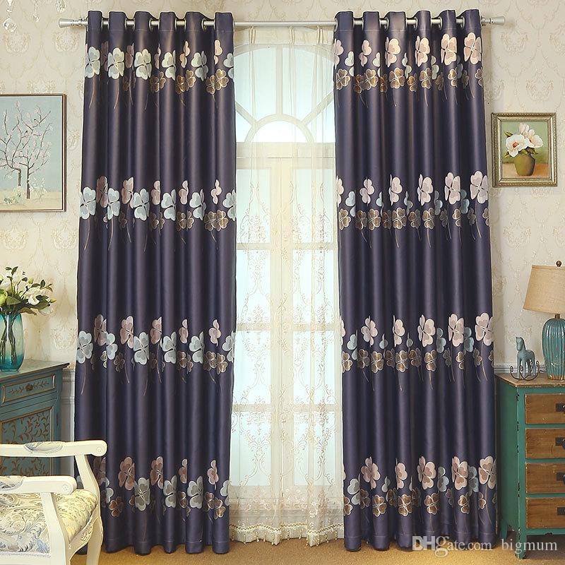 Bộ rèm được làm từ vải gấm vô cùng sang trọng