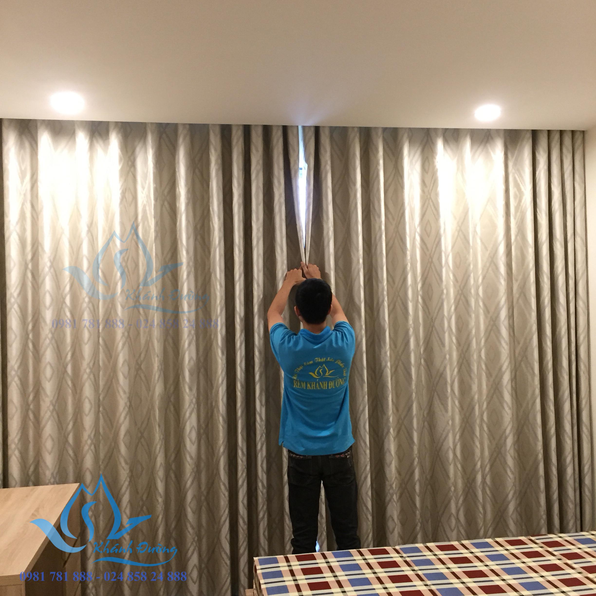 Rèm vải một màu cao cấp quận Thanh Xuân sử dụng kiểu may ore tạo nên những lớp sóng đều nhau, suôn thẳng
