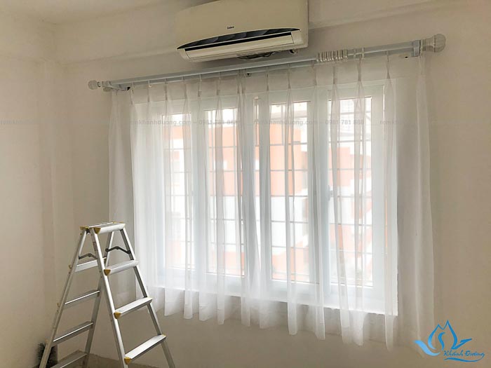 Lớp voan của rèm vải giữ cho phòng vẫn sáng nhưng không còn chói như bên ngoài