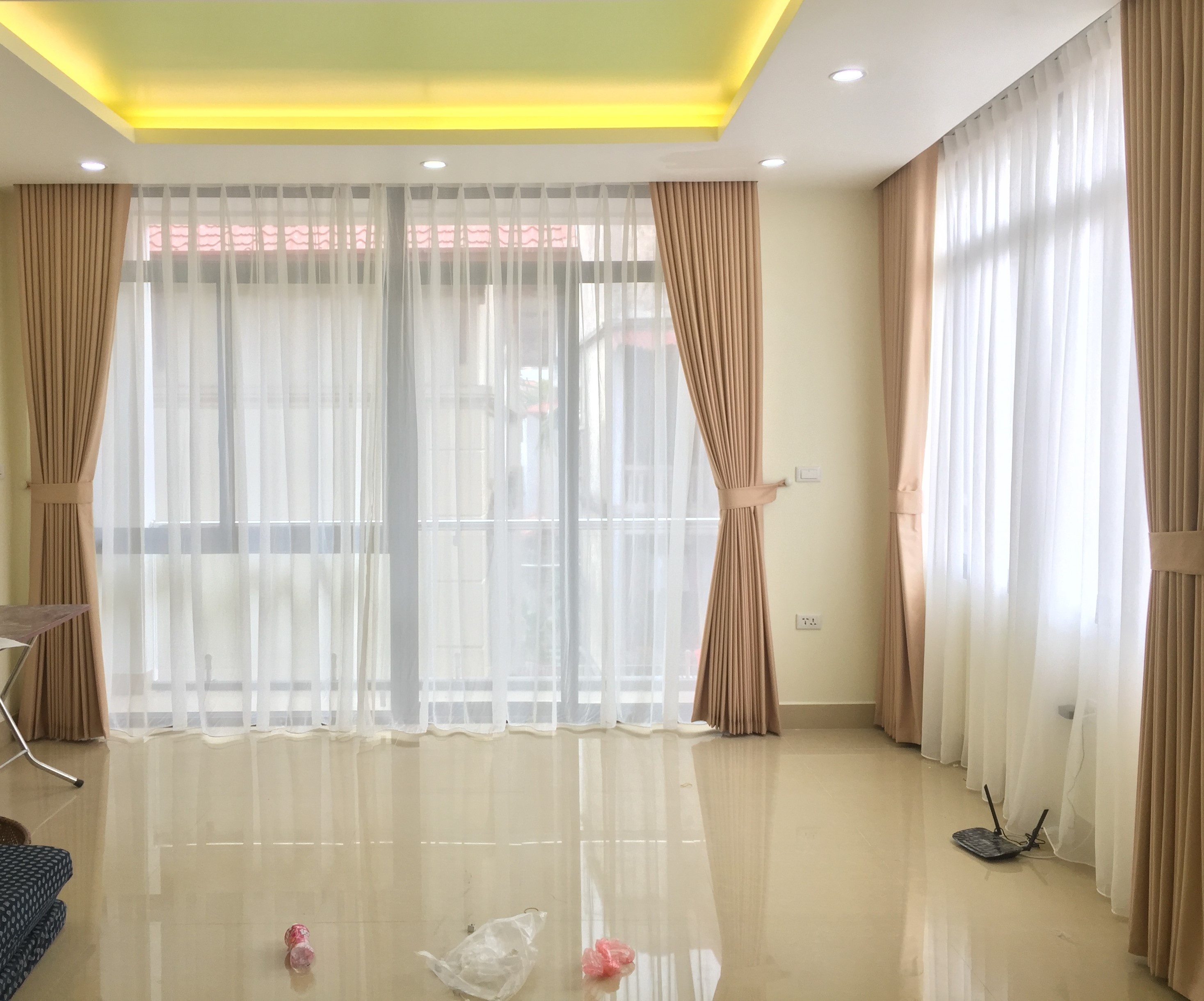 Rèm cửa một màu HH-636 đảm bảo có thể cản ánh nắng gay gắt vào mùa hè và giảm bớt giá lạnh cho phòng khách