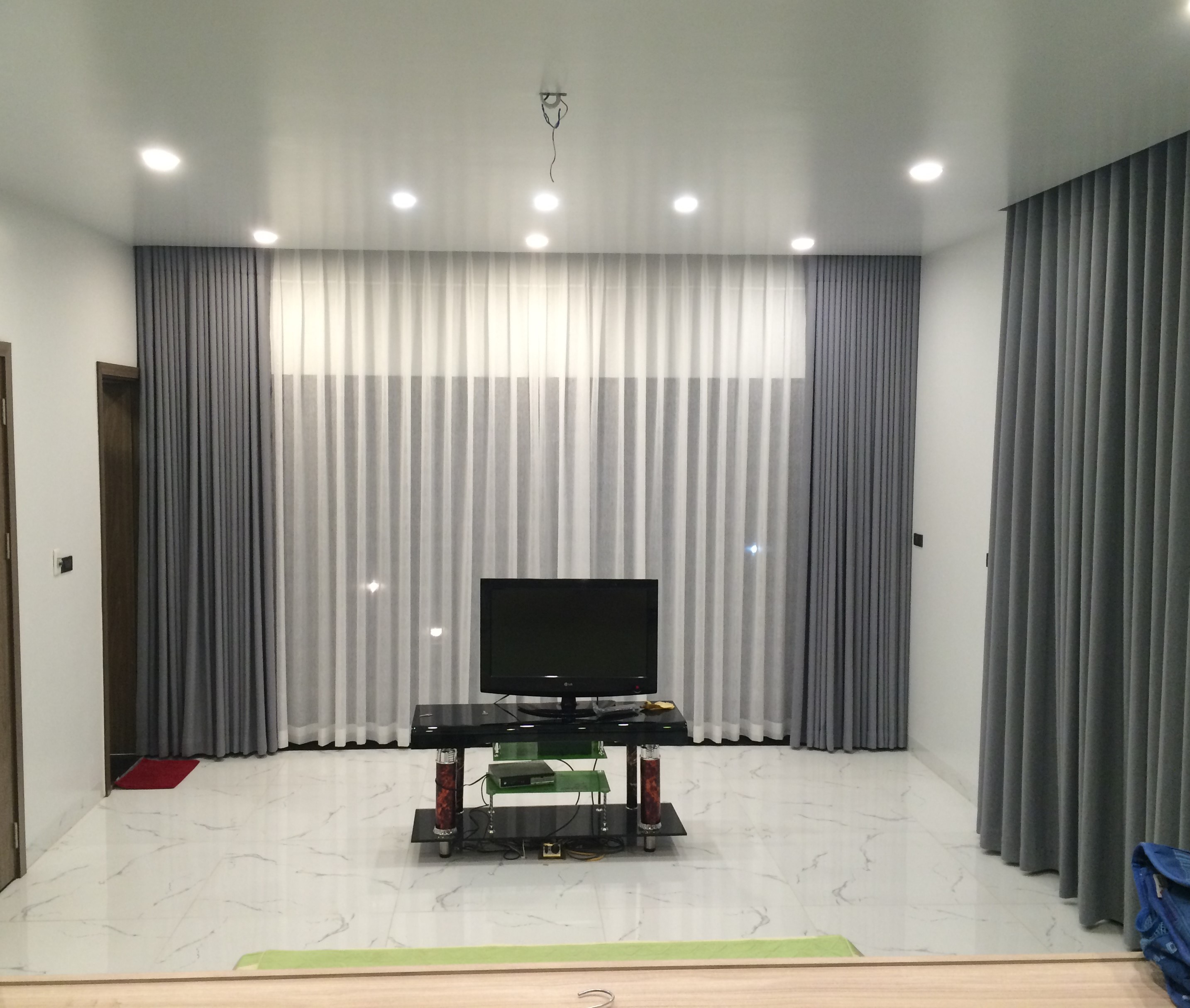 Rèm vải một màu hiện đại HH-637 có hai lớp vải là lớp voan mỏng và lớp vải rèm màu xám