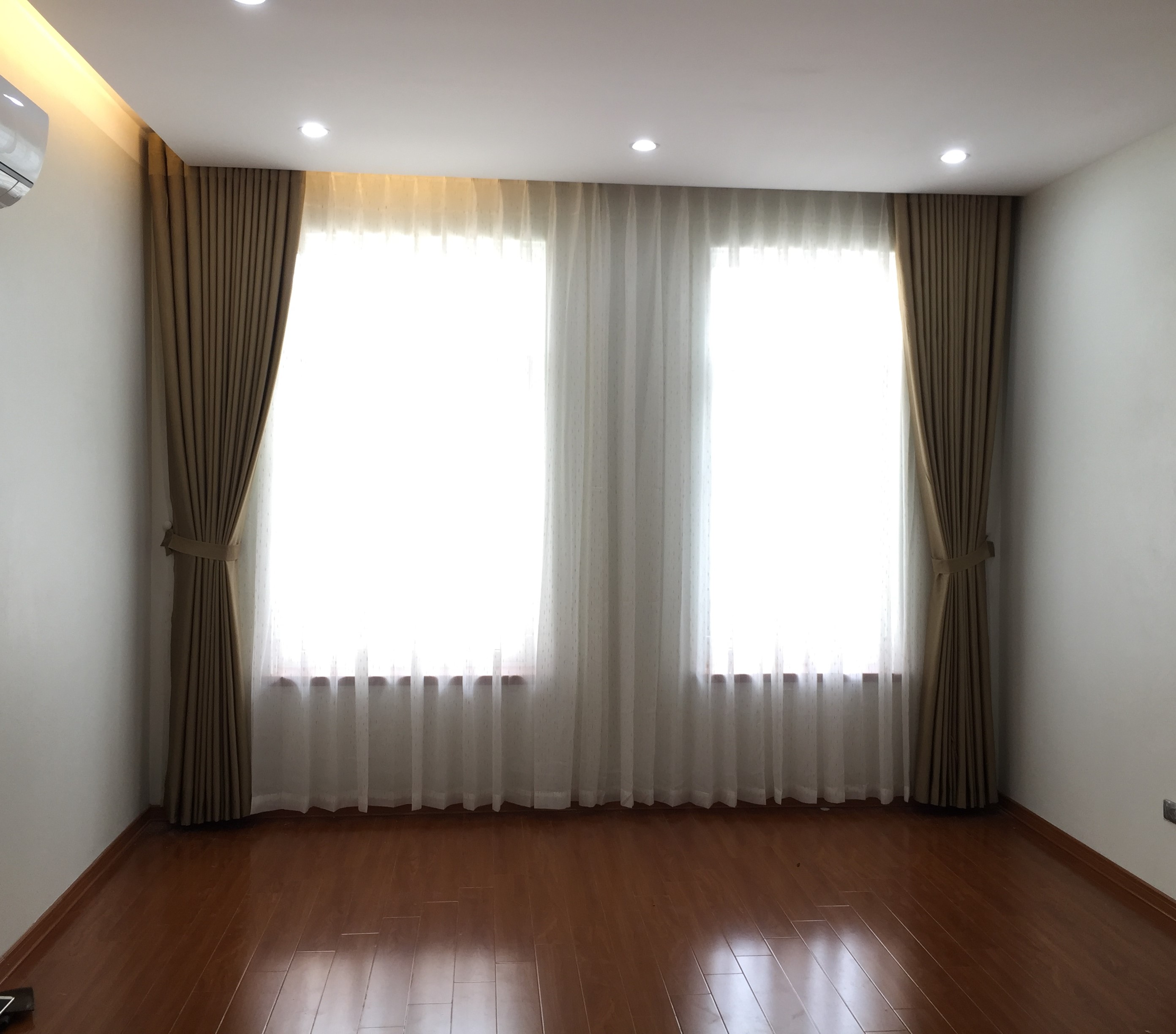 Màu sắc của rèm vải HH-638 rất phù hợp lắp đặt ở những không gian gia đình bởi nó mang đến một cảm giác ấm áp nhưng không hề ảm đạm.
