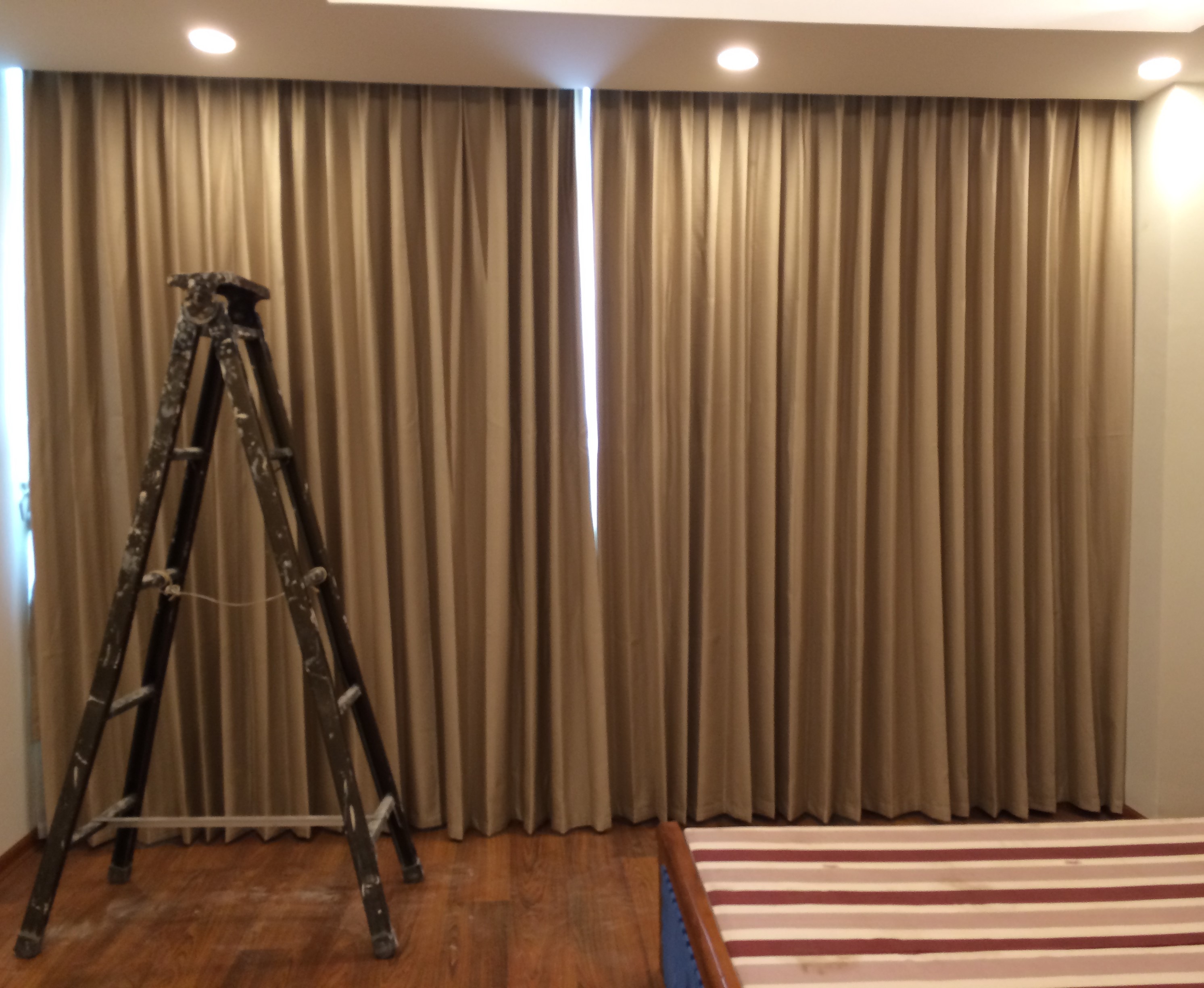 Bức tường màu trắng sẽ làm tôn lên màu sắc của rèm vải một màu HH-638