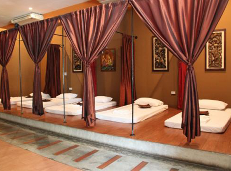 Rèm spa màu đỏ đầy quyến rũ