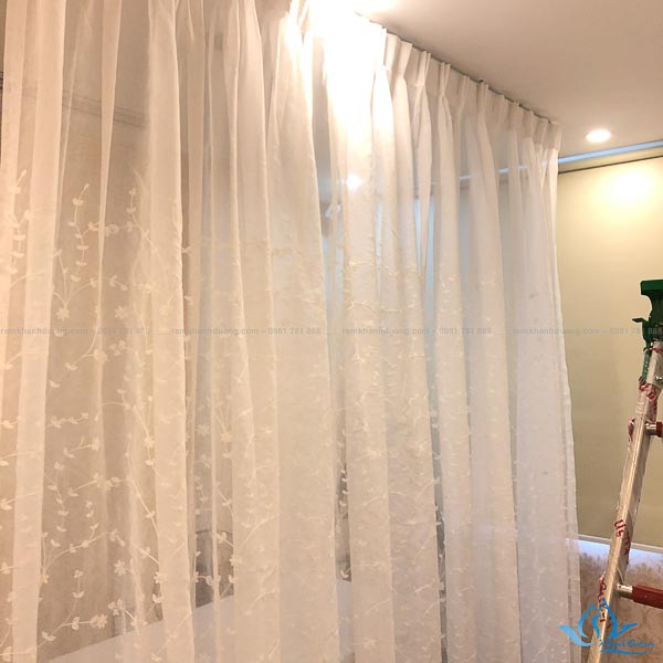 Lắp đặt rèm voan trắng thêu hoa cho spa ở 10 Vũ Phạm Hàm