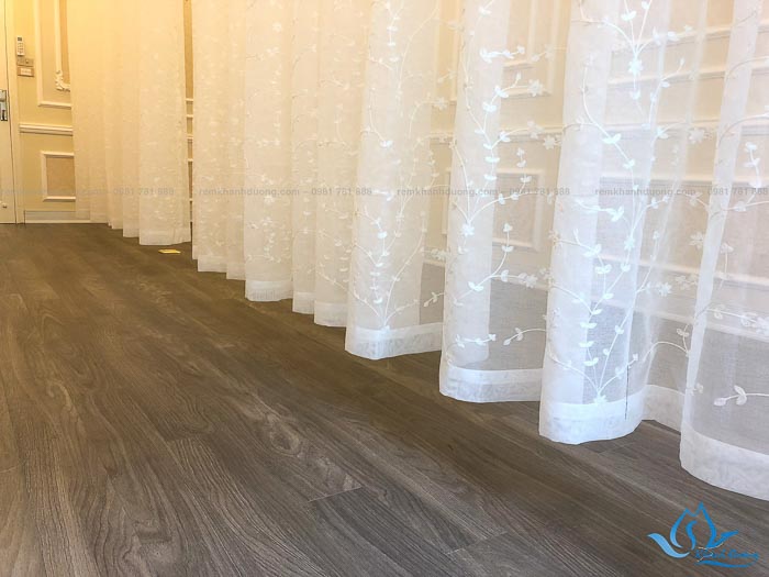 Lắp đặt rèm voan trắng thêu hoa cho spa ở 10 Vũ Phạm Hàm